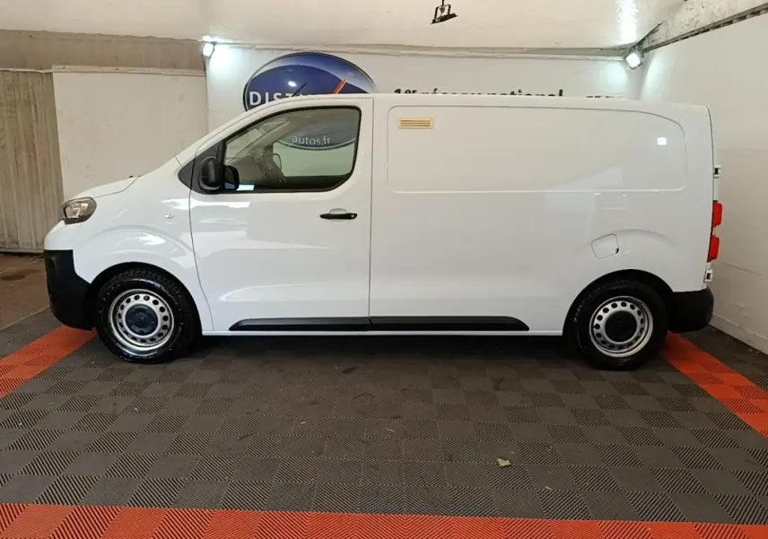 Vue de profil côté gauche d’un Peugeot Expert Fourgon blanc, avec porte latérale coulissante et jantes acier.