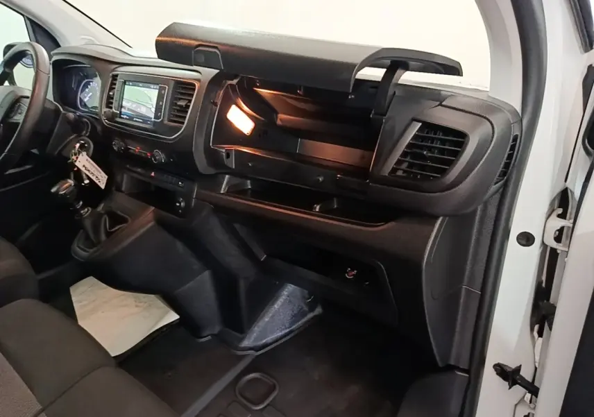 Intérieur du Peugeot Expert Fourgon blanc 2023, vue côté passager avec boîte à gants ouverte et écran tactile allumé.