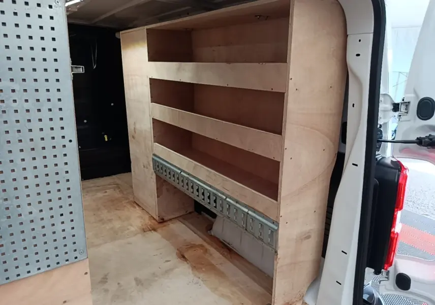 Vue intérieure arrière droite du Peugeot Expert Fourgon blanc 2023 avec étagères en bois intégrées au compartiment de chargement.