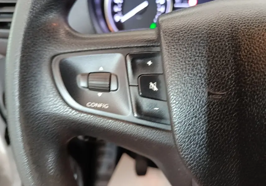 Gros plan sur le volant noir du Peugeot Expert Fourgon 2023 avec commandes intégrées côté gauche.