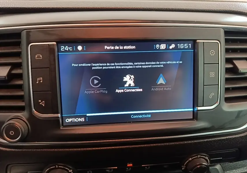 Écran tactile central du tableau de bord du Peugeot Expert Fourgon blanc, affichant les options Apple CarPlay et Android Auto.