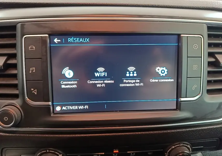 Écran tactile central du Peugeot Expert Fourgon blanc 2023 affichant les options de connexion réseau Wi-Fi et Bluetooth.