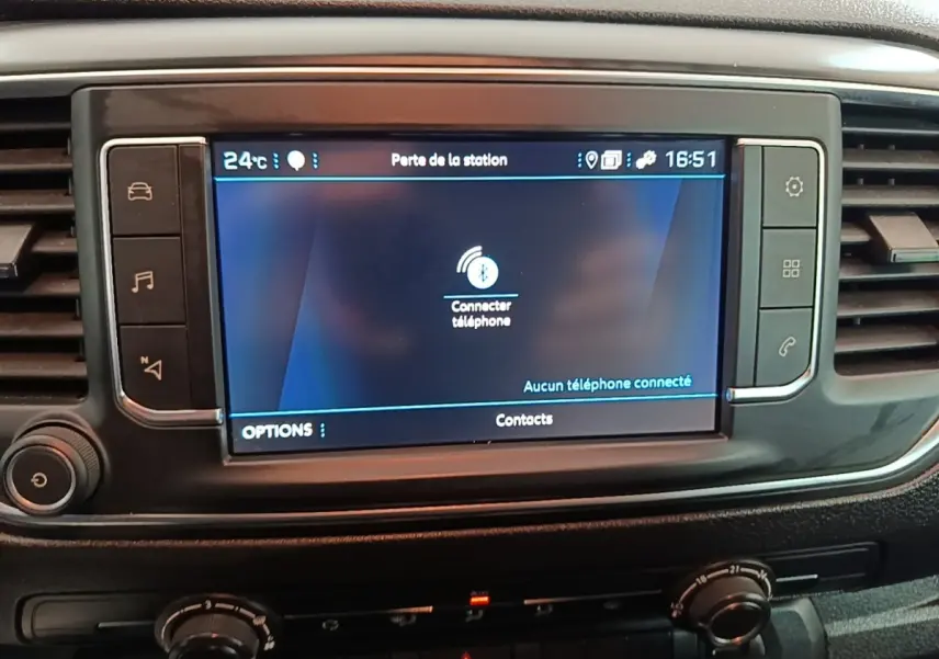 Écran tactile central du tableau de bord du Peugeot Expert Fourgon blanc, affichant la connexion Bluetooth au téléphone.