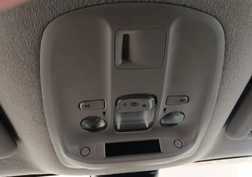 Plafonnier intérieur gris clair du Peugeot Expert Fourgon blanc, avec commandes d’éclairage et capteurs intégrés.