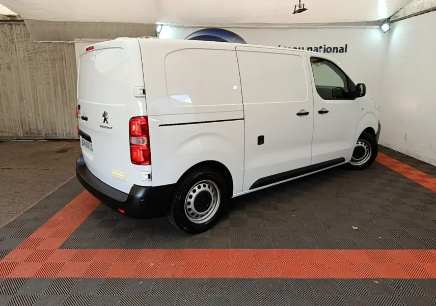 Vue 3/4 arrière droite d’un Peugeot Expert Fourgon blanc, avec portes latérales pleines et jantes acier noires.