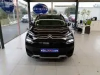 Vue de face d'un Citroën C3 Aircross noir Perla Nera 2022 en showroom avec calandre et logo distinctifs visibles.