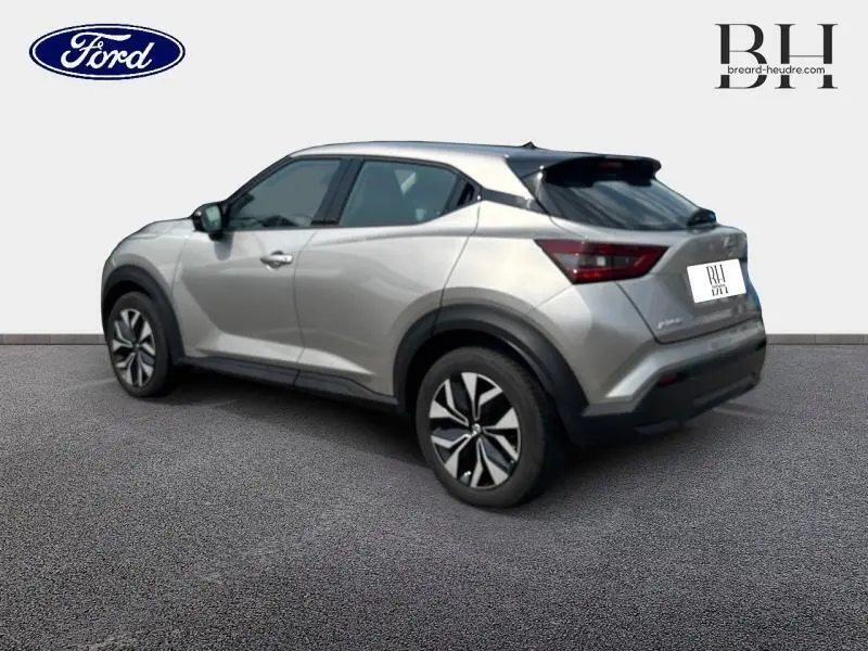 Vue 3/4 arrière droite d'un Nissan Juke gris perle métallisé avec jantes alliage et feux arrière LED.
