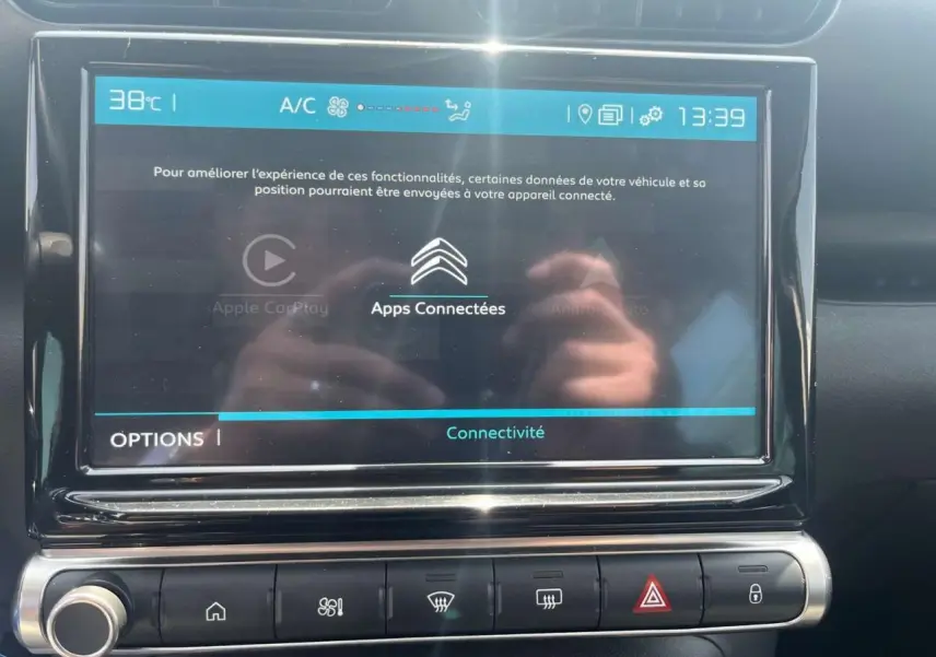 Écran tactile central du tableau de bord du Citroën C3 Aircross 2023 affichant les options de connectivité.