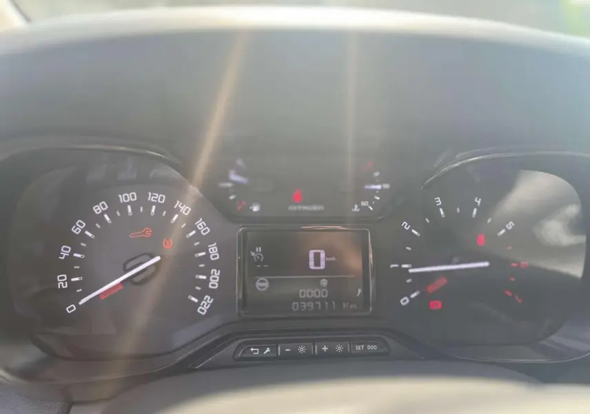 Tableau de bord de Citroën C3 Aircross 2023, affichage numérique au centre avec compte-tours et vitesse entourés.