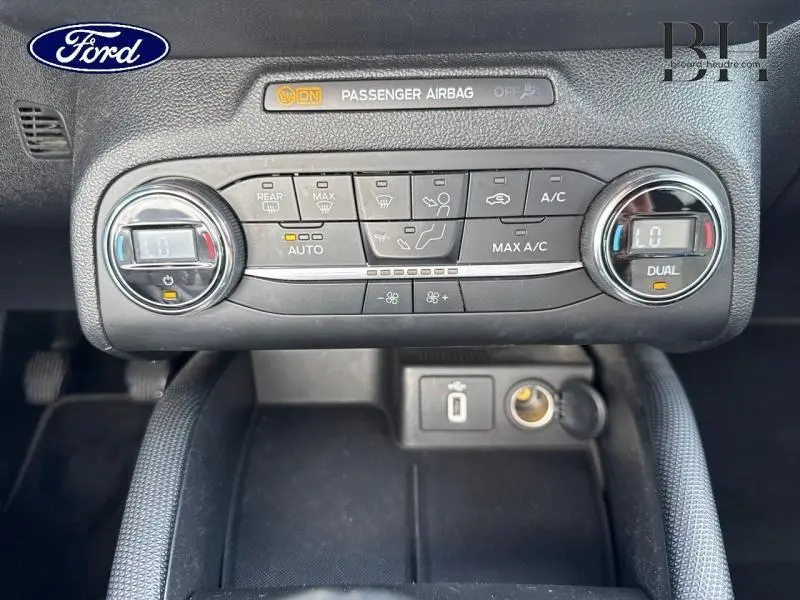 Vue rapprochée de la console centrale de la Ford Focus 1.0 EcoBoost 2020 montrant les commandes de climatisation automatique bi-zone.