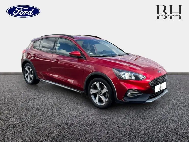 Ford Focus 1.0 EcoBoost rouge Premium Candy vue en 3/4 avant droit avec jantes alliage et vitres arrière surteintées.