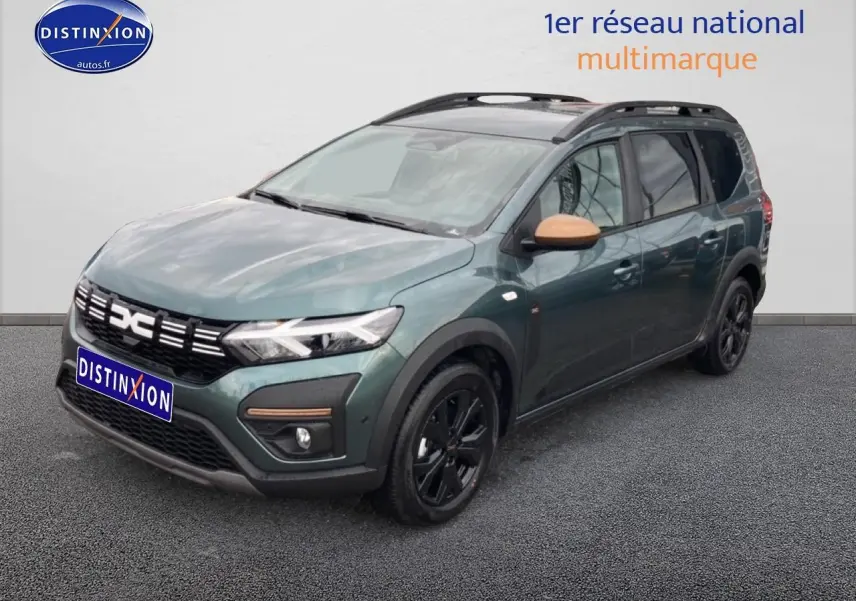 Vue 3/4 avant droite du Dacia Jogger vert cèdre avec rétroviseurs couleur beige et jantes noires.