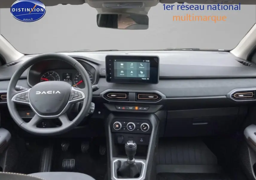 Vue frontale de l’habitacle du Dacia Jogger vert cèdre, avec volant multifonction et écran tactile central.
