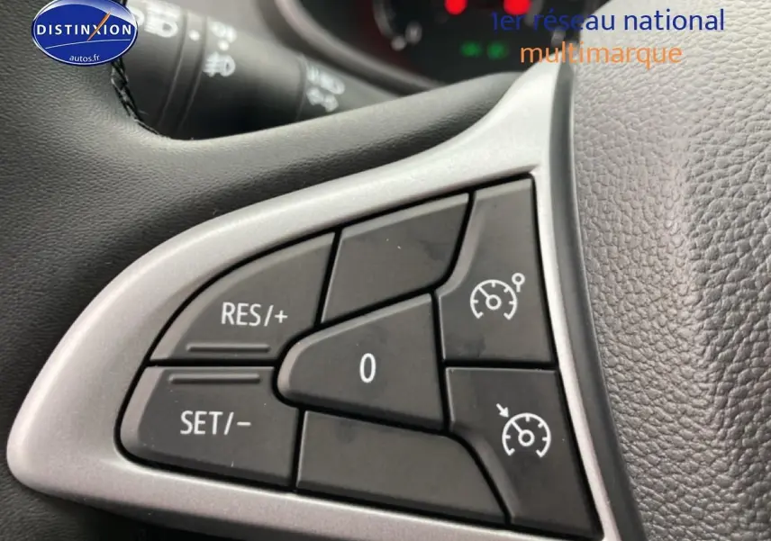 Gros plan sur les commandes de régulateur de vitesse au volant du Dacia Jogger vert cèdre, version 2025.