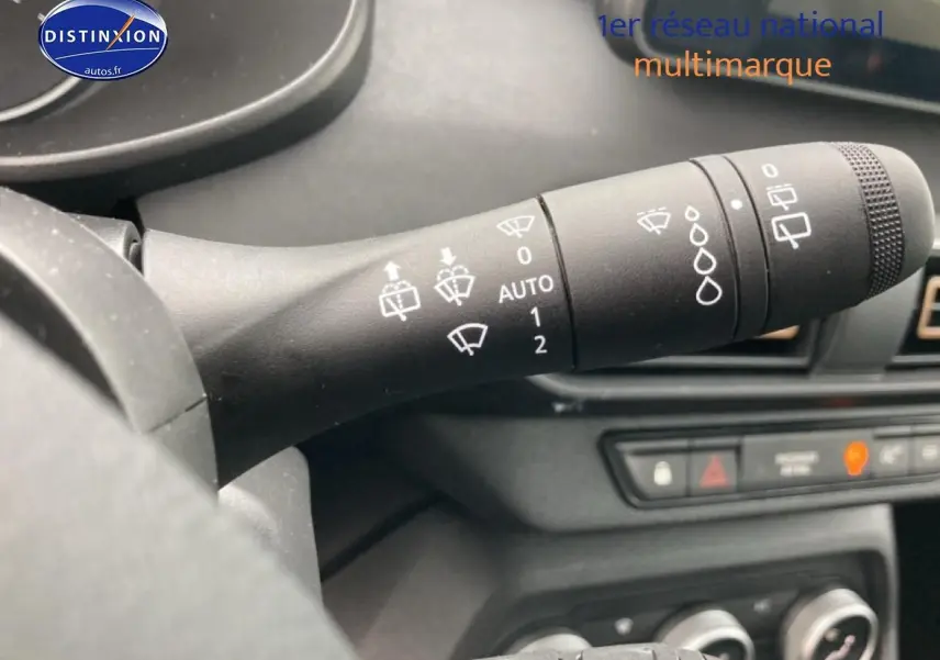 Gros plan sur la commande des essuie-glaces du tableau de bord d'une Dacia Jogger 2025 vert cèdre.