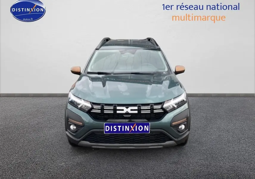 Vue avant d'un Dacia Jogger 2025 vert cèdre avec barres de toit et rétroviseurs couleur cuivre.