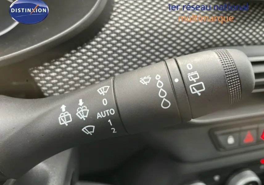 Gros plan sur la commande d’essuie-glace du tableau de bord d’une Dacia Jogger gris schiste métal, intérieur noir.