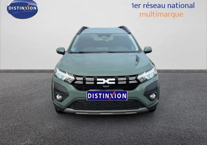 Vue avant d'un Dacia Jogger gris schiste métallisé avec calandre noire et logo central distinctif, sur fond neutre.