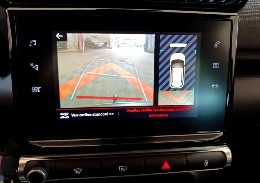 Écran tactile intérieur montrant la caméra de recul et l’aide au stationnement du Citroën C3 Aircross gris foncé.