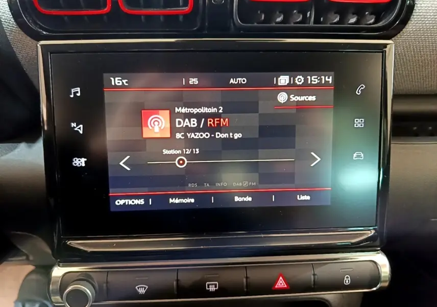 Écran tactile central de la Citroën C3 Aircross 2020 affichant la radio DAB/RFM, entouré de commandes climatisation et sécurité.