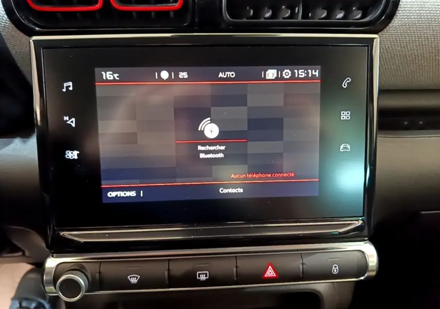 Écran tactile central de la Citroën C3 Aircross 2020 gris foncé, affichant la recherche Bluetooth.