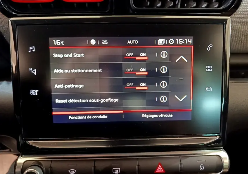 Écran tactile central affichant les réglages de conduite du Citroën C3 Aircross gris foncé, vue de face rapprochée.
