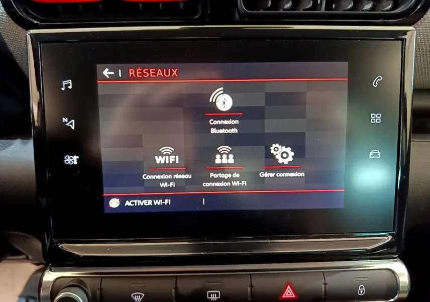 Écran tactile central affichant les options réseau dans l’habitacle d’une Citroën C3 Aircross 2020.