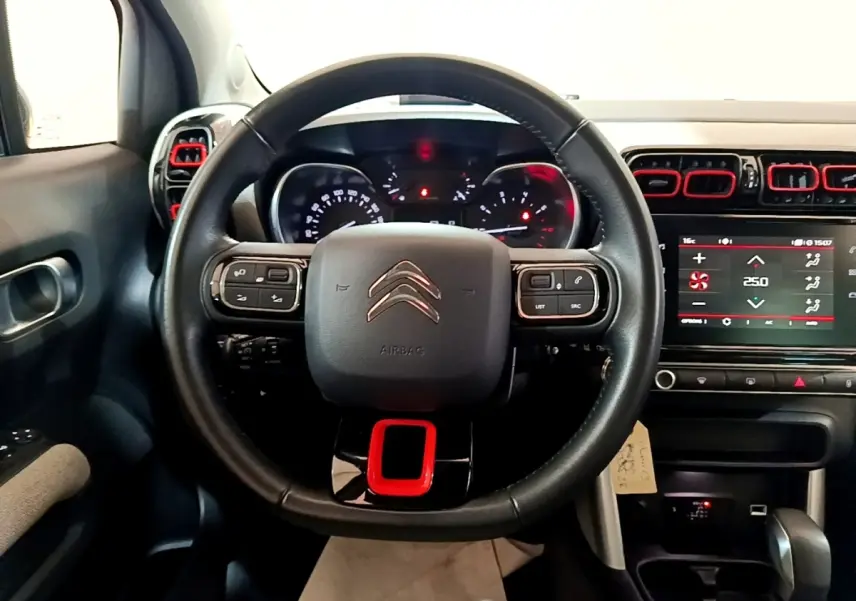 Intérieur Citroën C3 Aircross 2020 vue du volant cuir noir avec insert rouge et tableau de bord tactile.