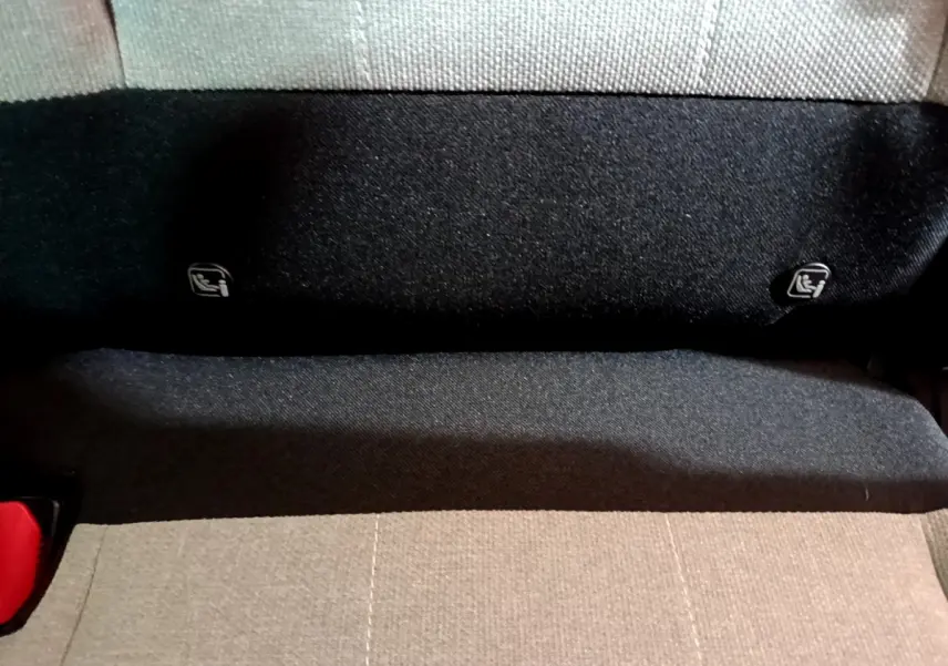Détail de la banquette arrière grise du Citroën C3 Aircross 2020 avec attaches Isofix visibles.