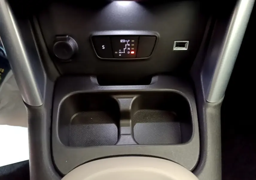 Gros plan sur la console centrale noire du Citroën C3 Aircross 2020 avec sélecteur de boîte automatique et porte-gobelets.
