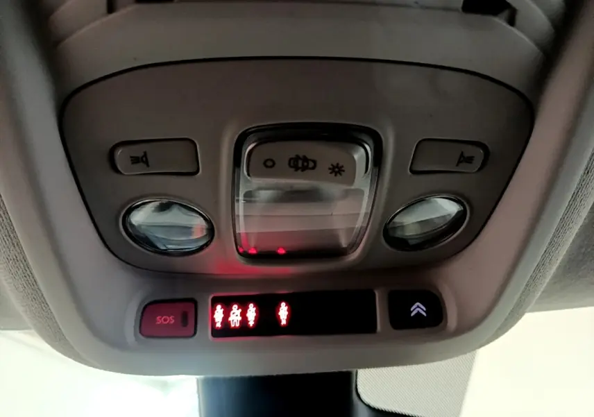 Vue en gros plan du plafonnier intérieur du Citroën C3 Aircross 2020 avec boutons d’éclairage et alerte SOS allumée.