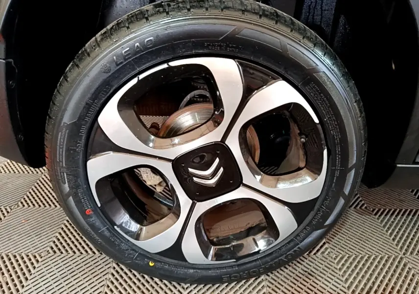 Gros plan sur la jante alliage bicolore noire et argent avec logo Citroën central, montée sur pneu LEAO.