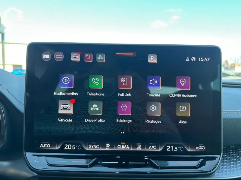 Écran tactile central du tableau de bord du CUPRA Formentor 2025, affichant les menus de contrôle et réglages.