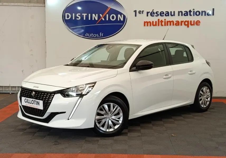 Peugeot 208 blanc vue 3/4 avant droit, avec calandre noire distinctive et jantes alliage multibranches.