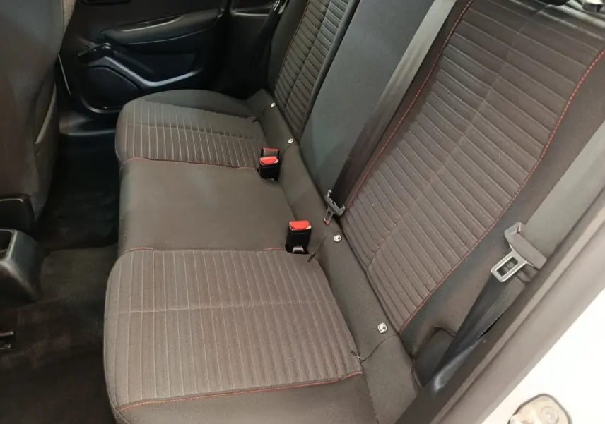 Vue intérieure côté droit sur la banquette arrière noire avec surpiqûres rouges du Peugeot 208 blanc 2022.
