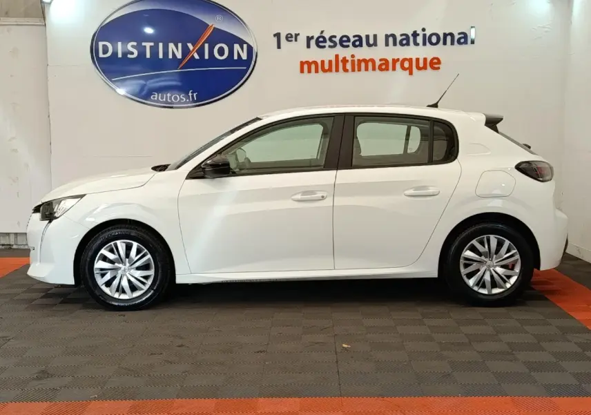Profil latéral droit d'une Peugeot 208 blanche de 2022, avec jantes alliage et rétroviseurs noirs.
