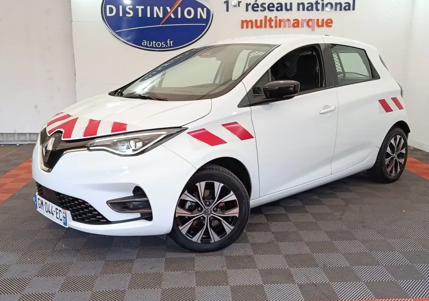 Renault ZOE blanche vue 3/4 avant droit avec bandes rouges distinctives sur capot et ailes.