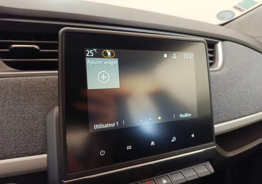 Écran tactile central de 17,8 cm dans l’habitacle gris clair de la Renault ZOE blanche, version 2023.