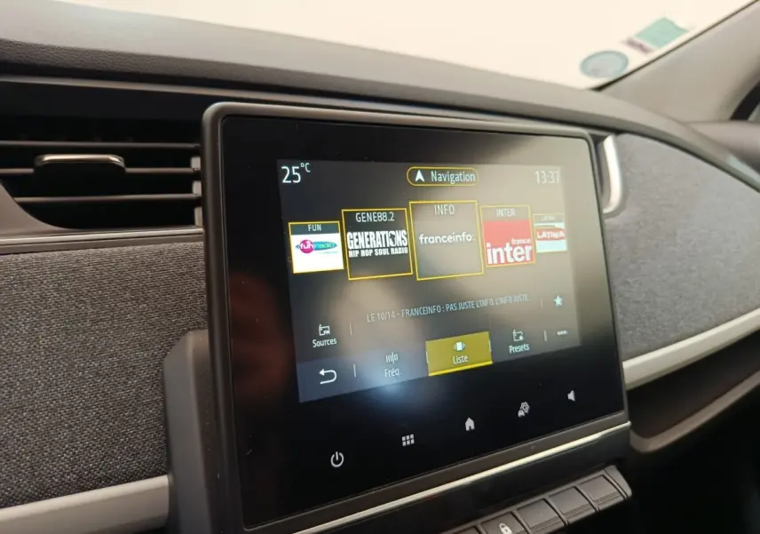 Écran tactile central du tableau de bord de la Renault ZOE blanche, affichant les stations radio.