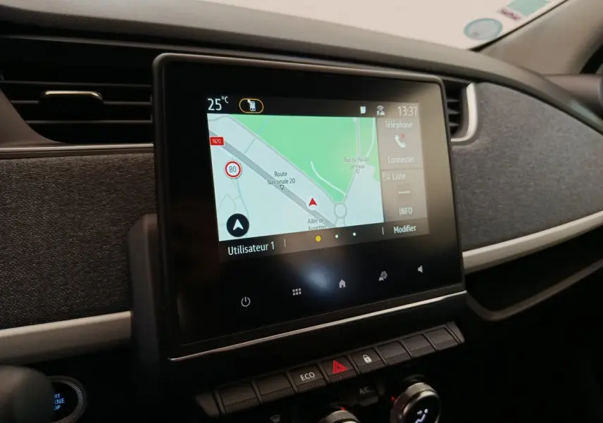 Écran tactile central affichant la navigation dans l’habitacle de la Renault ZOE blanche, vue de face.