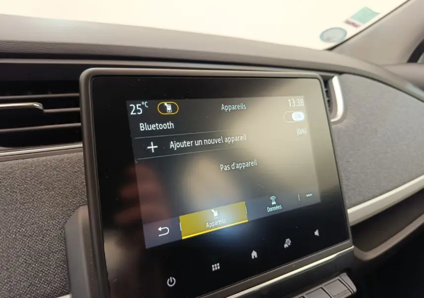 Écran tactile central du tableau de bord de la Renault ZOE blanche, affichant le menu Bluetooth.