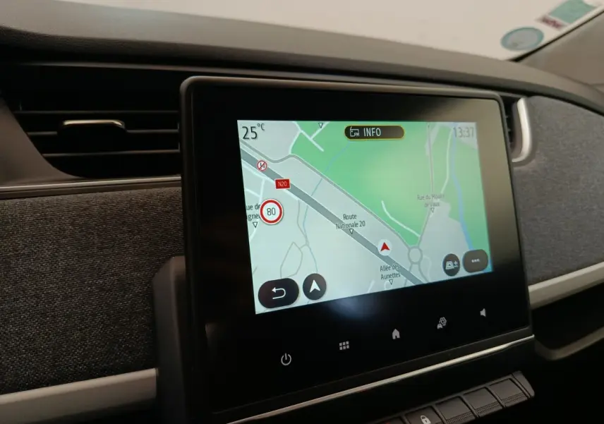 Écran tactile central affichant la navigation dans l’habitacle de la Renault ZOE blanche, version 2023.