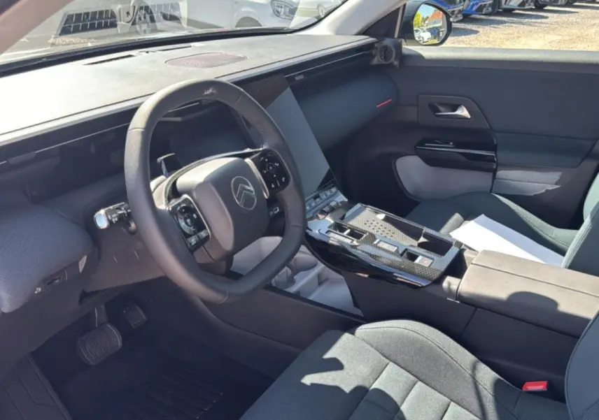 Intérieur côté conducteur du Citroën C5 Aircross 2026, volant multifonction et console centrale moderne en vue 3/4.