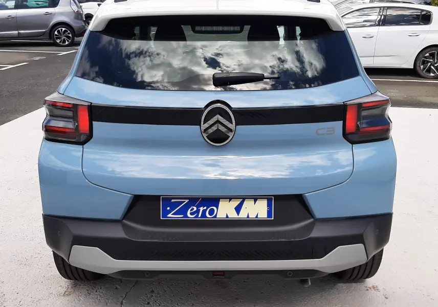 Vue arrière d'une Citroën C3 Turbo 100ch Plus bleu Monte Carlo avec toit blanc, feux arrière LED et logo central.