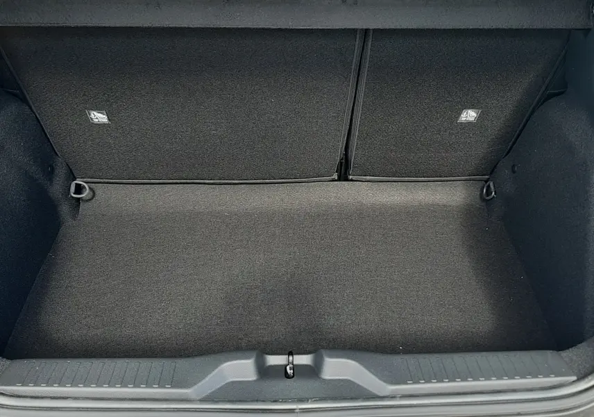 Coffre ouvert vu de dessus d'une Citroën C3 Turbo 100ch Plus bleu Monte Carlo avec toit blanc, intérieur noir.