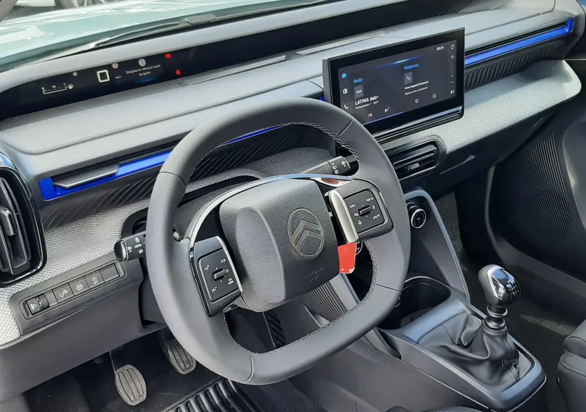 Vue intérieure côté conducteur de la Citroën C3 Turbo 100ch Plus 2026, volant multifonction et écran tactile central.