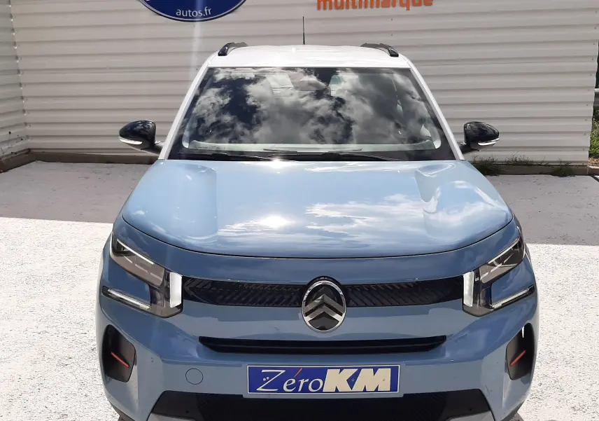 Vue avant d'une Citroën C3 Turbo 100ch Plus bleu Monte Carlo avec toit blanc et calandre noire brillante.