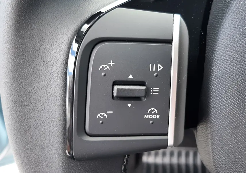 Gros plan sur les commandes de régulateur de vitesse au volant d’une Citroën C3 Turbo 100ch Plus, intérieur noir.