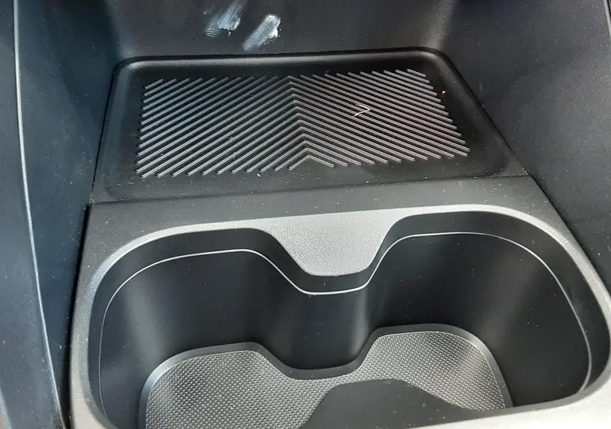 Gros plan intérieur sur le rangement et porte-gobelets noirs de la Citroën C3 Turbo 100ch Plus 2026.