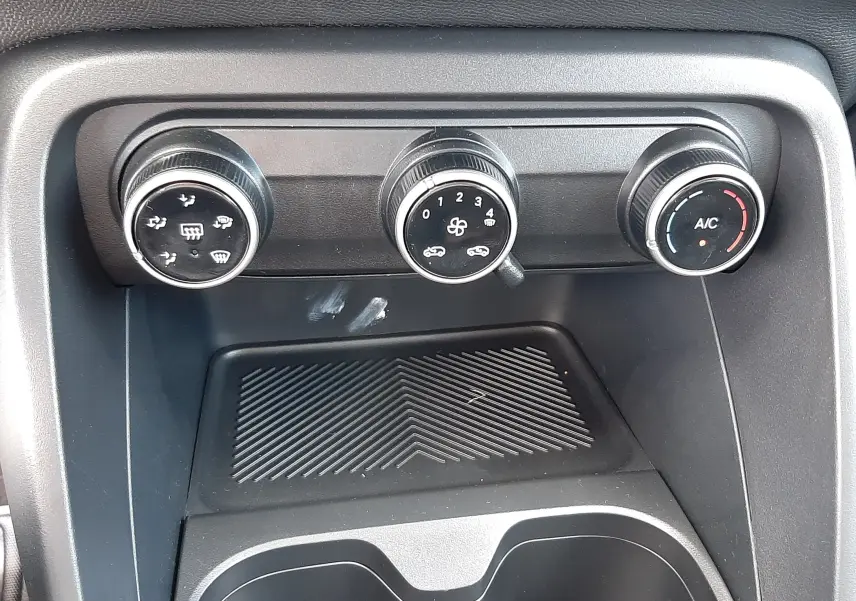 Gros plan sur les commandes de climatisation noire de la Citroën C3 Turbo 100ch Plus, avec trois boutons rotatifs.